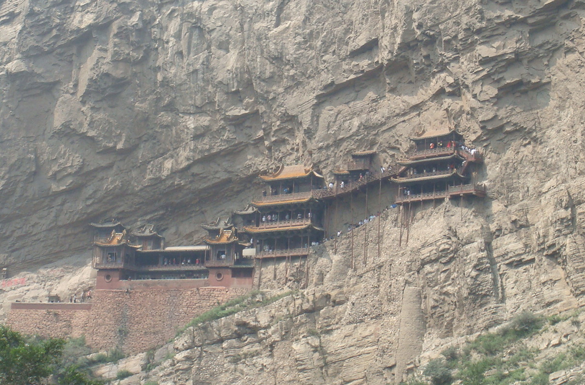 悬空寺建在山的峭壁上